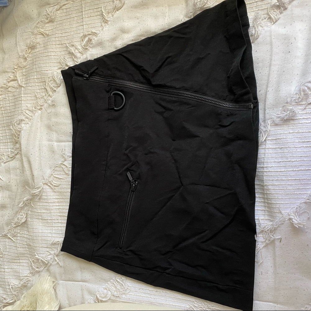 Black mini skirt. Size medium.